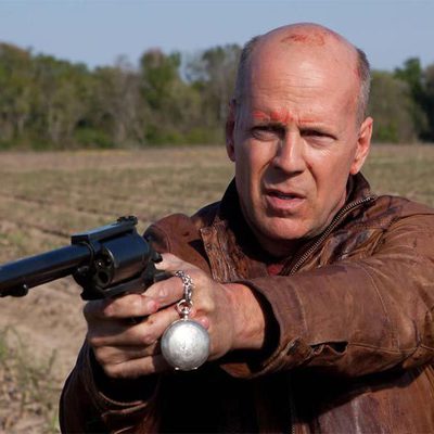 Bruce Willis apunta una pistola en 'Looper'