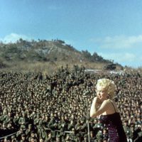 Marilyn Monroe canta para las tropas en Corea