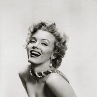 Marilyn Monroe posa sonriente