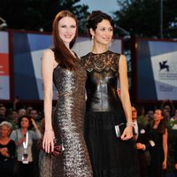 Olga Kurylenko y Talia Shvedova en la Mostra de Venecia 2012