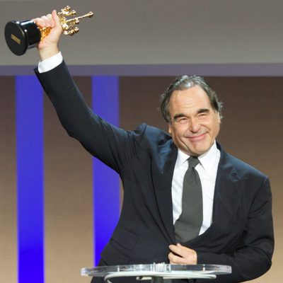 Oliver Stone con su Premio Donostia en el Festival de San Sebastián 2012