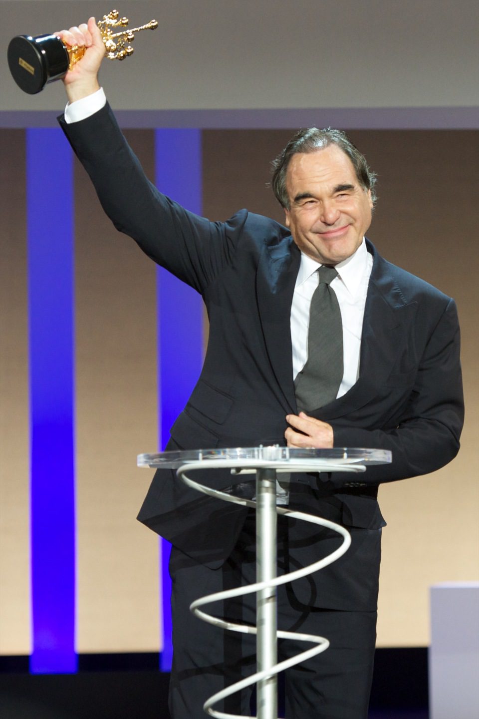 Oliver Stone con su Premio Donostia en el Festival de San Sebastián 2012