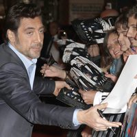 Javier Bardem firma autógrafos en la premiere de 'Skyfall' en Madrid