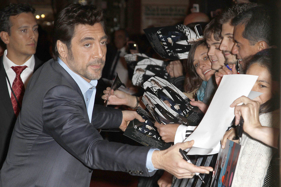 Javier Bardem firma autógrafos en la premiere de 'Skyfall' en Madrid