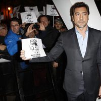 Javier Bardem con los manifestantes en la premiere de 'Skyfall' en Madrid