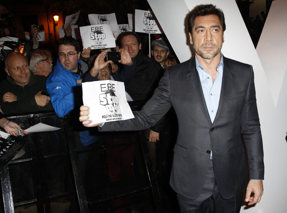 Javier Bardem con los manifestantes en la premiere de 'Skyfall' en Madrid