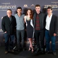 Taylor Lautner, Kristen Stewart, Robert Pattinson, Bill Condon y Wyck Godfrey en la presentación en Madrid de 'Amanecer. Parte 2'