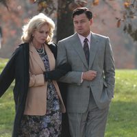 Joanna Lumley y Leonardo DiCaprio conversan en un parque