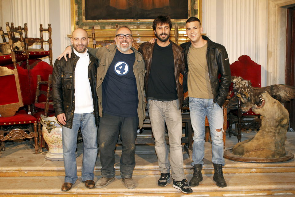 Álex de la Iglesia junto a Hugo Silva y Mario Casas en el rodaje de 'Las brujas de Zugarramurdi'