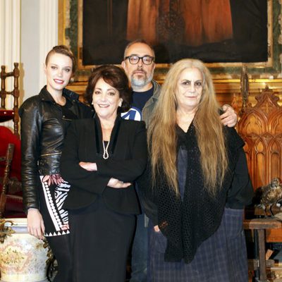 Carolina Bang, Álex de la Iglesia, Carmen Maura y Terele Pávez en el rodaje de 'Las brujas de Zugarramurdi'