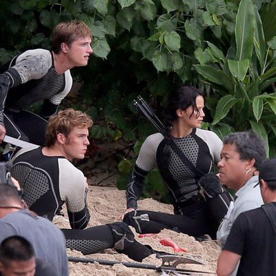 Sam Claflin, Jennifer Lawrence y Josh Hutcherson en posición de alerta en el rodaje de la segunda parte de 'Los Juegos del Hambre'