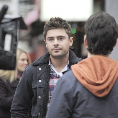 Zac Efron en el set de grabación de 'Are We Officially Dating?'