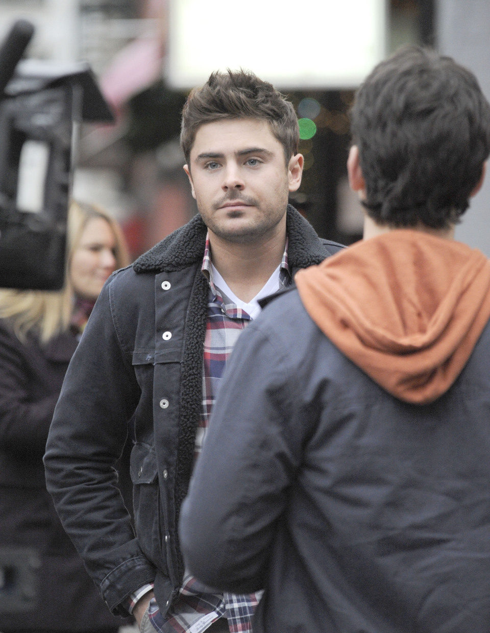 Zac Efron en el set de grabación de 'Are We Officially Dating?'