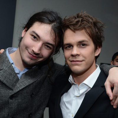 Ezra Miller y Johnny Simmons en la gala de los People's Choice Awards 2013