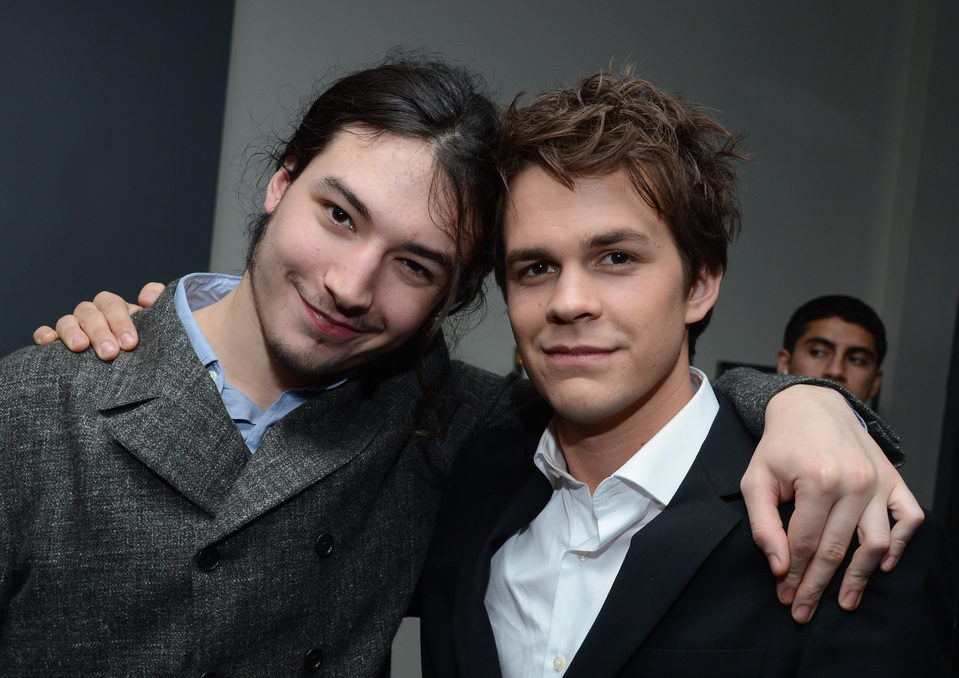 Ezra Miller y Johnny Simmons en la gala de los People's Choice Awards 2013