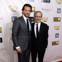 Bradley Cooper y Steven Spielberg en la gala de los Critics' Choice Movie Awards 2013