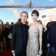 Adam Shulman y Anne Hathaway en los Critics' Choice Movie Awards 2013