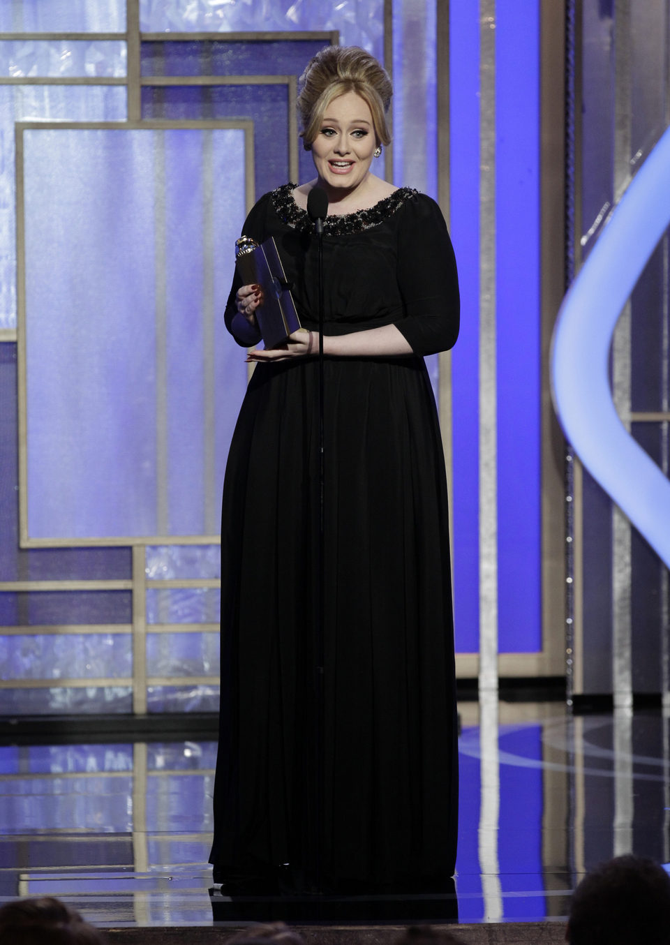 Adele recogiendo el Globo de oro 2013 por la canción de 'Skyfall'