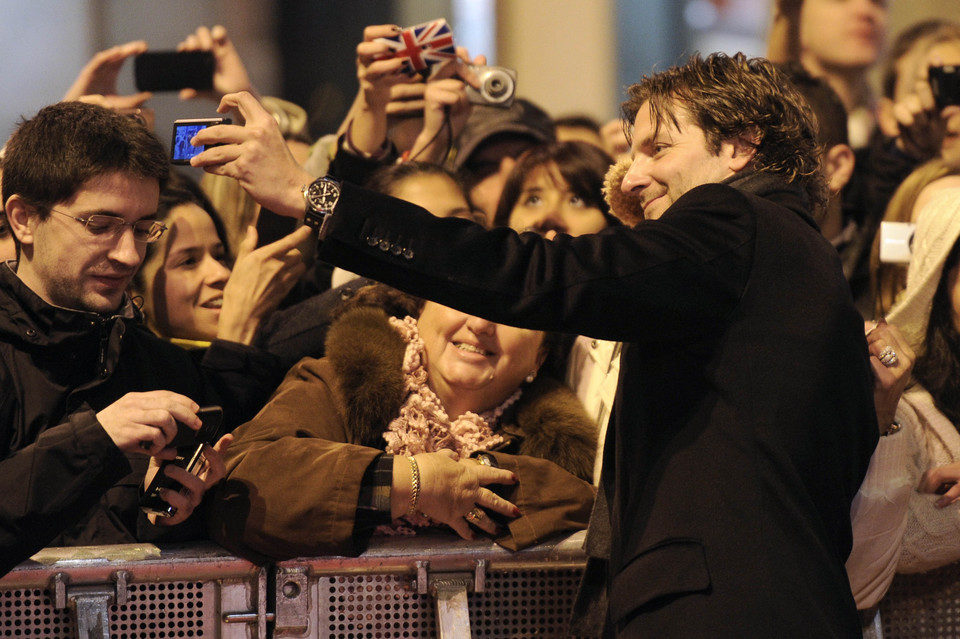 Bradley Cooper atiende se hace fotos con los fans en el estreno de 'El lado bueno de las cosas' en Madrid