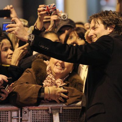 Bradley Cooper atiende se hace fotos con los fans en el estreno de 'El lado bueno de las cosas' en Madrid