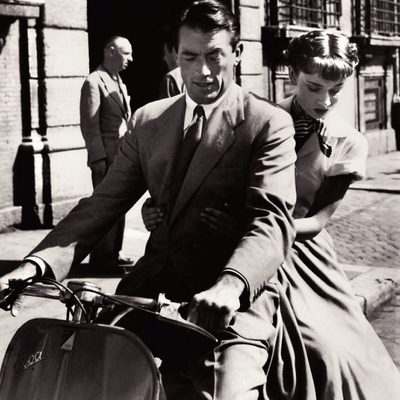 Audrey Hepburn en un viaje en Vespa en 'Vacaciones en Roma'