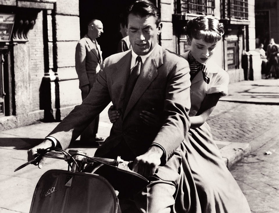 Audrey Hepburn en un viaje en Vespa en 'Vacaciones en Roma'