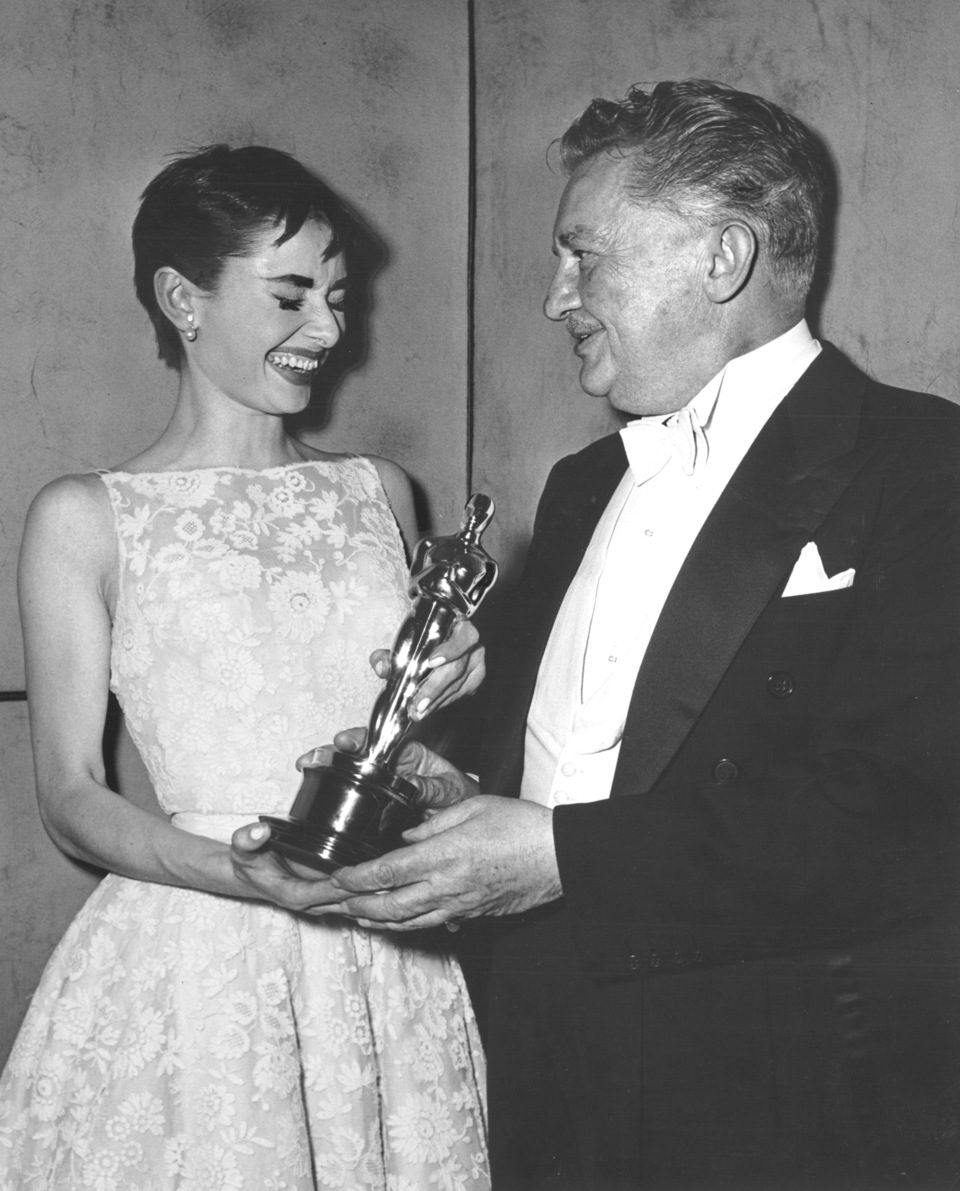 Audrey Hepburn recibe su primer Oscar en la gala de 1954