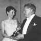 Audrey Hepburn recibe su primer Oscar en la gala de 1954