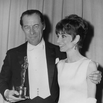 Rex Harrison y Audrey Hepburn en la gala de los Oscars de 1965