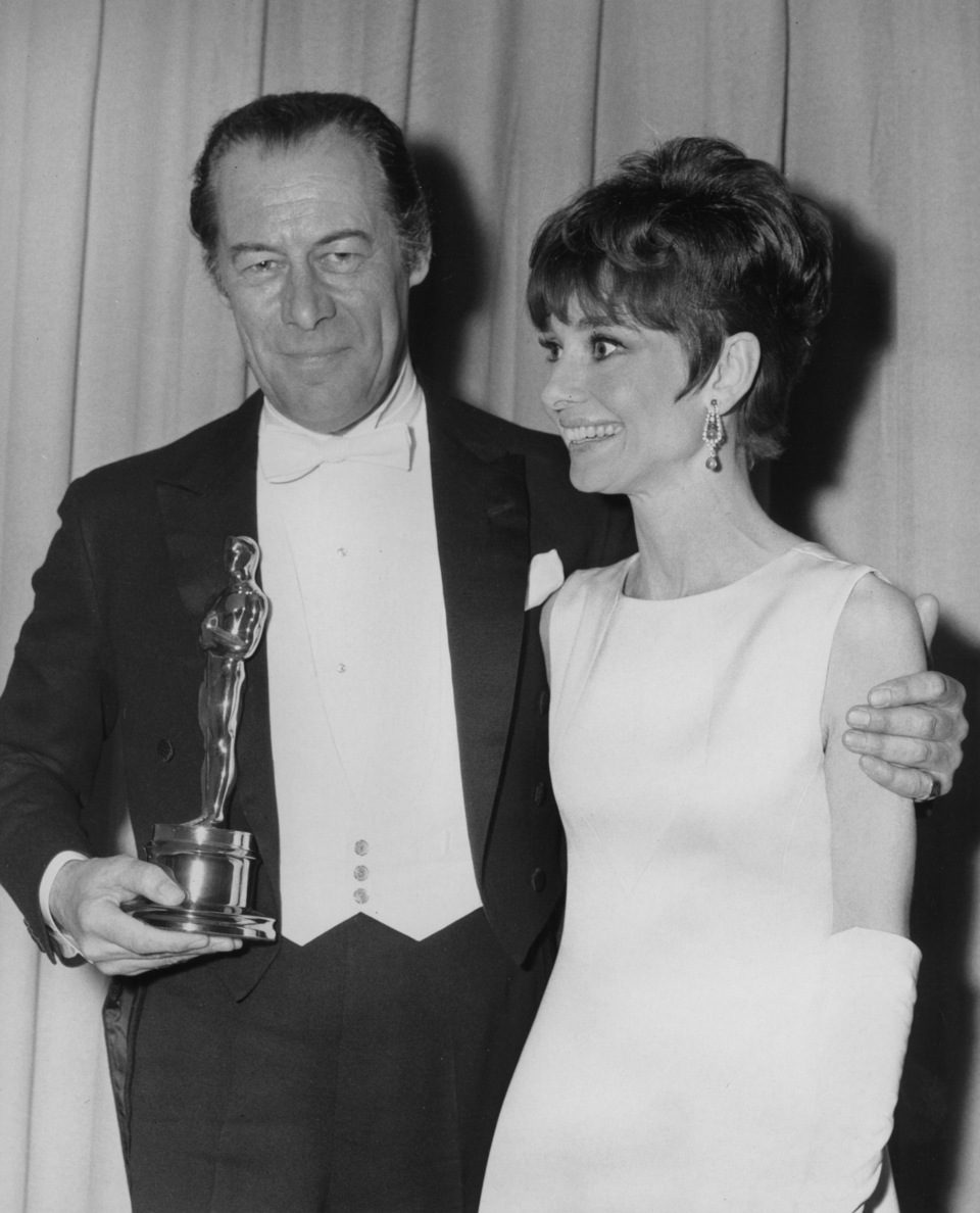 Rex Harrison y Audrey Hepburn en la gala de los Oscars de 1965