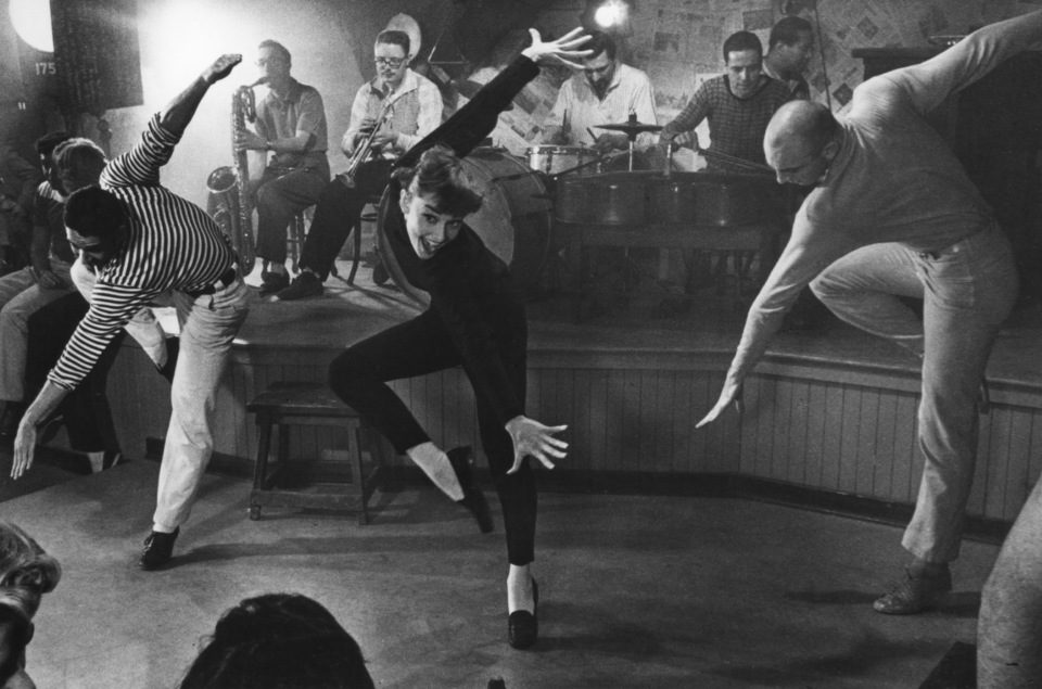 Audrey Hepburn bailando en una escena de 'Una cara con ángel'