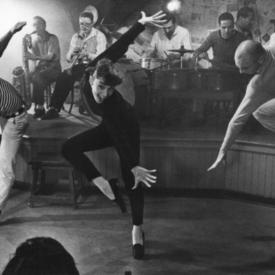 Audrey Hepburn bailando en una escena de 'Una cara con ángel'