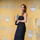 Jennifer Lawrence posa con su premio en los Screen Actors Guild Awards 2013