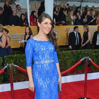 Mayim Bialik en la alfombra roja de los Screen Actors Guild Awards 2013