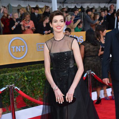 Anne Hathaway en la alfombra roja de los Screen Actors Guild Awards 2013 