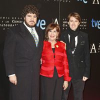 Concha Velasco con sus hijos en la cena de nominados a los Goya 2013