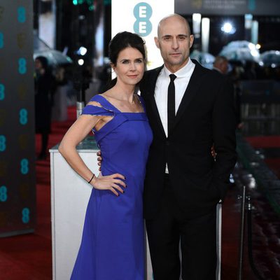 Liza Marshall y Mark Strong en los BAFTA 2013