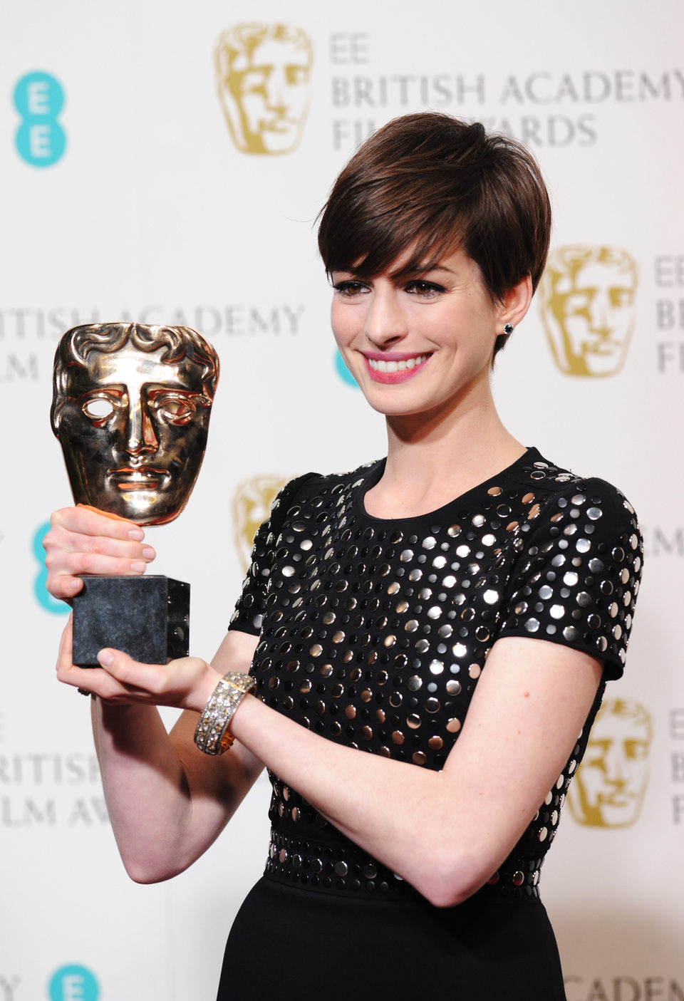 Anne Hathaway ganadora del premio a la mejor actriz secundaria en los BAFTA 2013