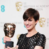 Anne Hathaway ganadora del premio a la mejor actriz secundaria en los BAFTA 2013