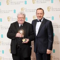 Alan Parker y Kevin Spacey posan en los BAFTA 2013