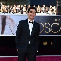 Suraj Sharma en la alfombra roja de los Oscar 2013