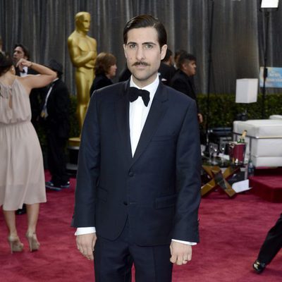 Jason Schwartzman en la alfombra roja de los Oscar 2013