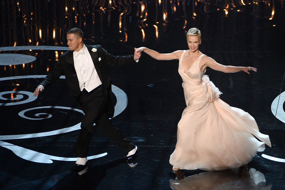 Channing Tatum y Charlize Theron bailando en la entrega de los Oscar 2013