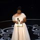 Octavia Spencer presentando el Oscar 2013 a Mejor actor de reparto