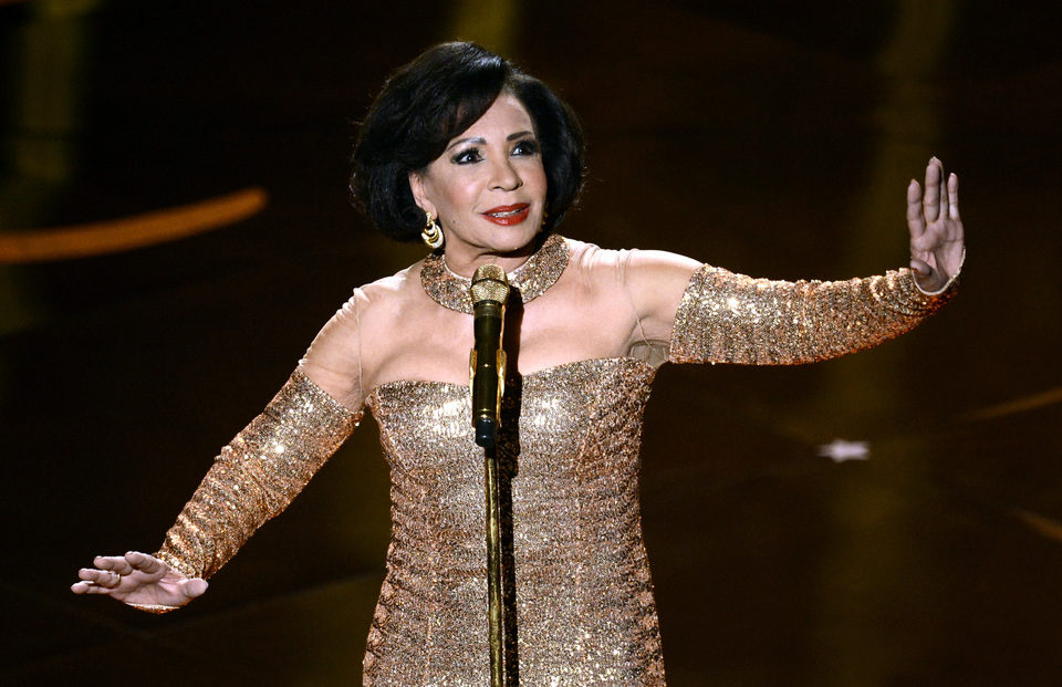 Shirley Bassey durante su actuación en la entrega de los Oscar 2013