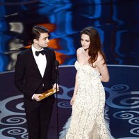 Daniel Radcliffe y Kristen Stewart presentan en los Oscar 2013