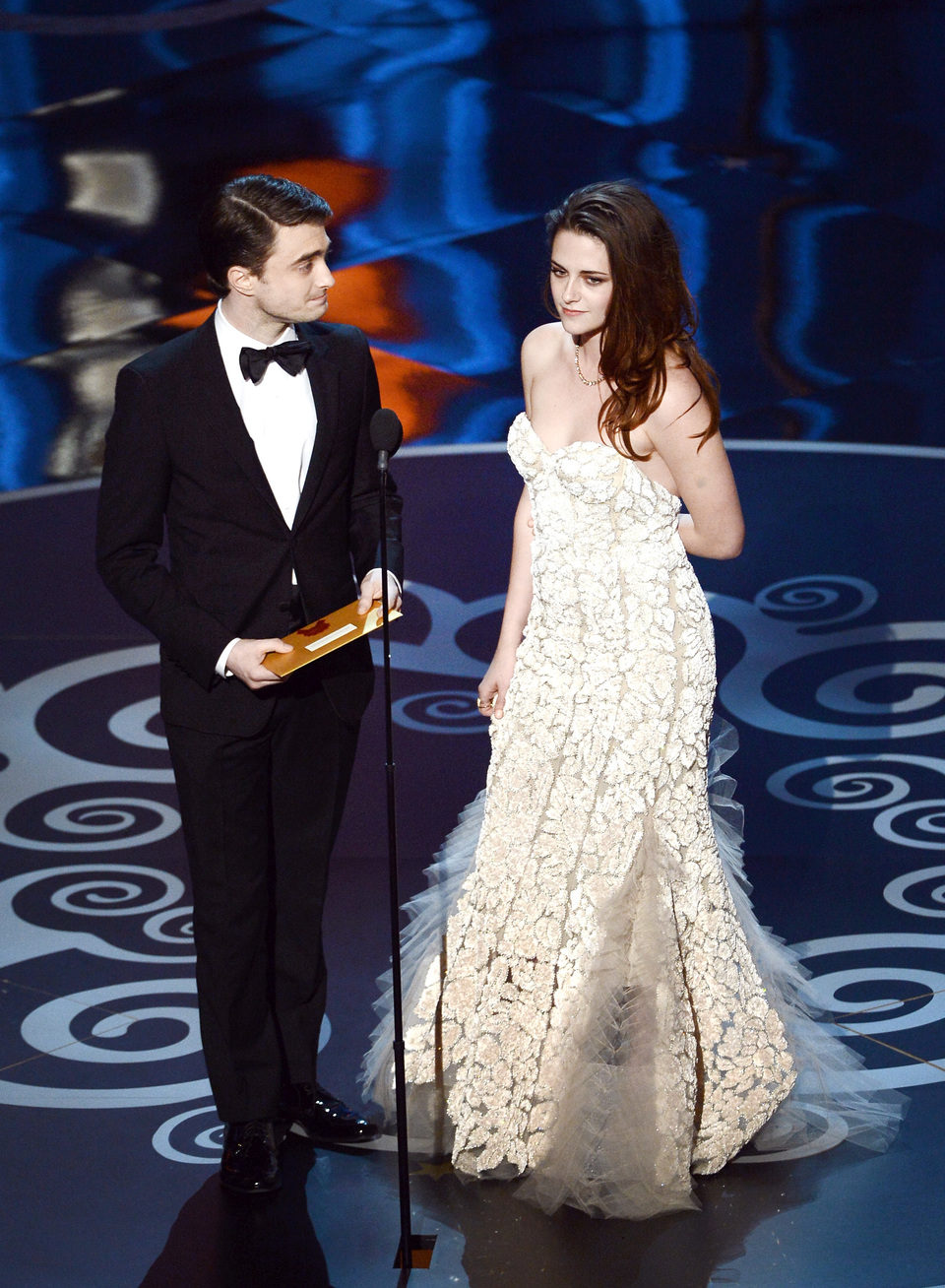 Daniel Radcliffe y Kristen Stewart presentan en los Oscar 2013