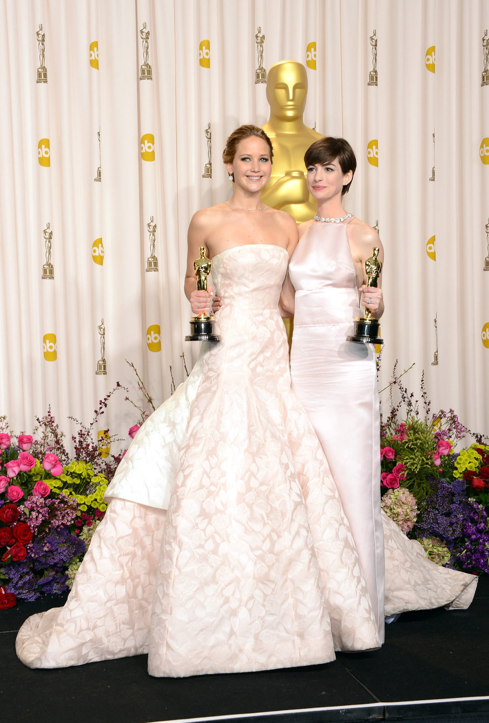 Jennifer Lawrence y Anne Hathaway posan con sus Oscar 2013