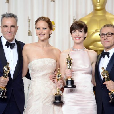 Daniel Day-Lewis, Jennifer Lawrence, Anne Hathaway y Christoph Waltz posan con sus Oscar 2013