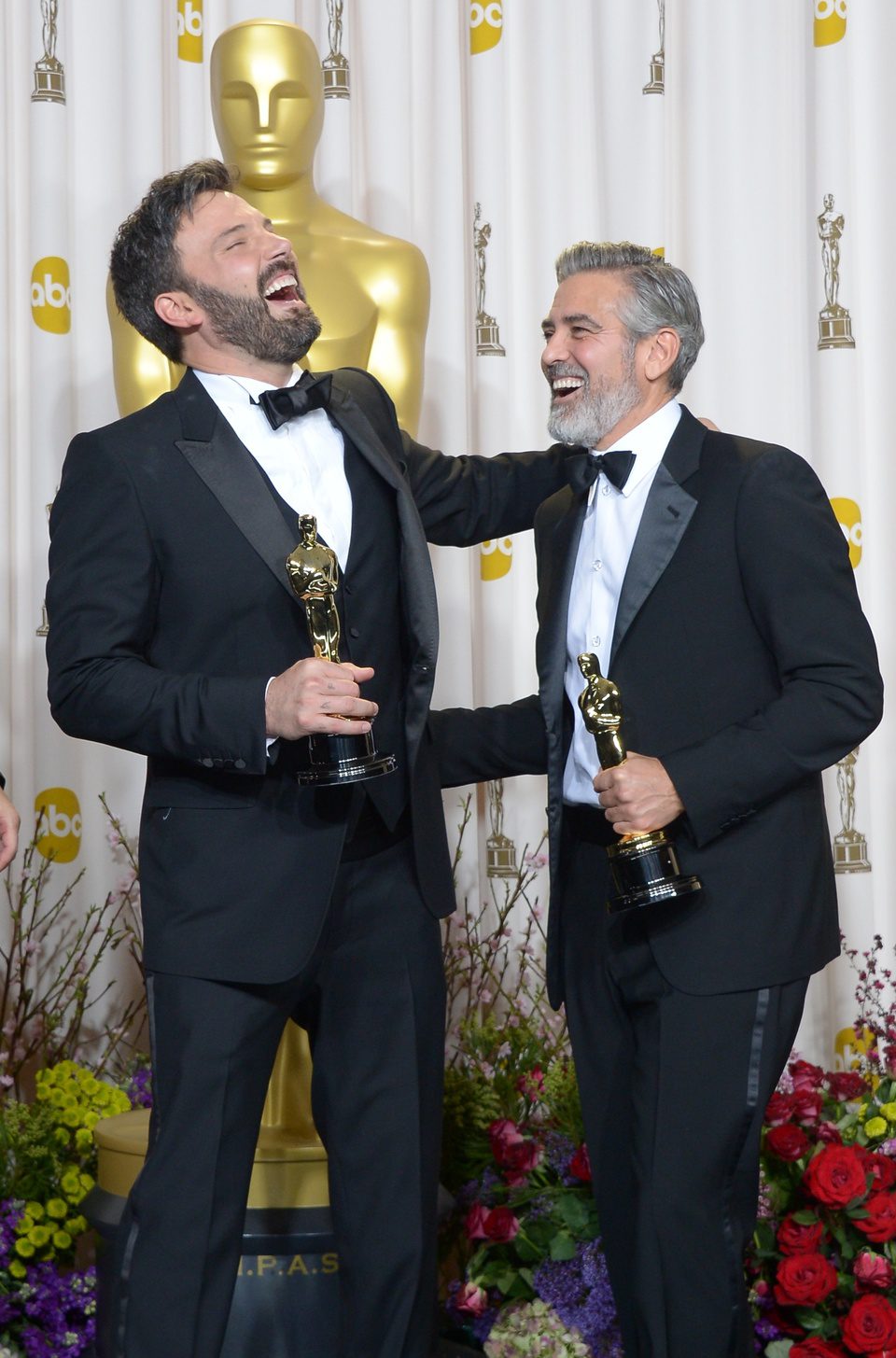 Ben Affleck y George Clooney con sus Oscar 2013